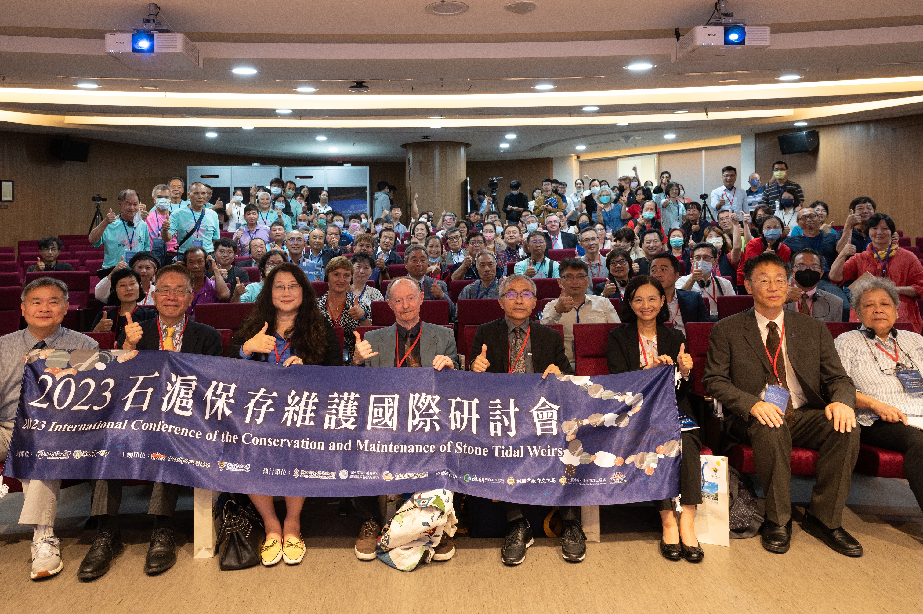 上百位國內外學者一同參與合影。照片客家學院提供