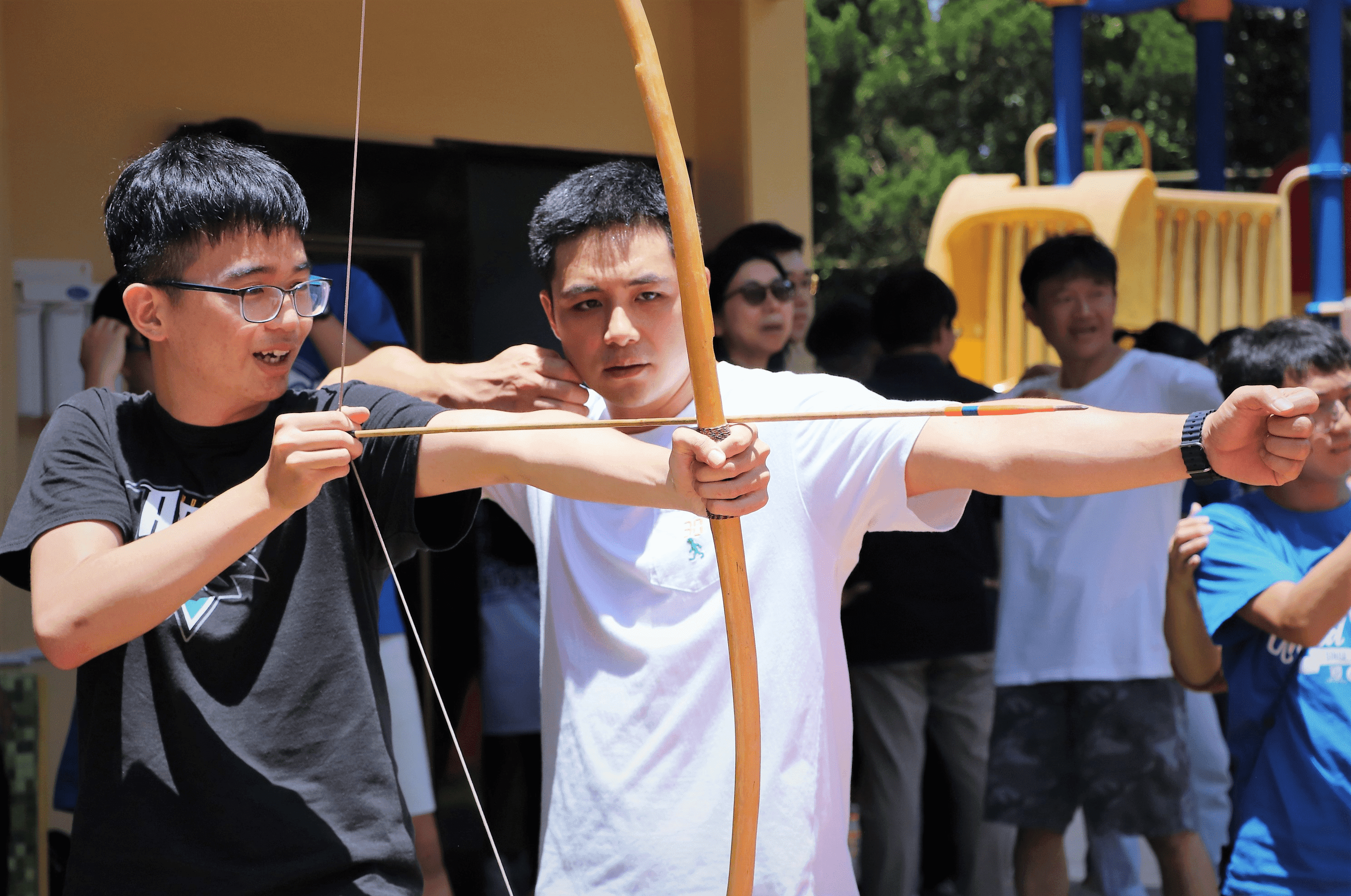 中大及港中大師生於義盛國小文化交流體驗射箭。李若嘉攝