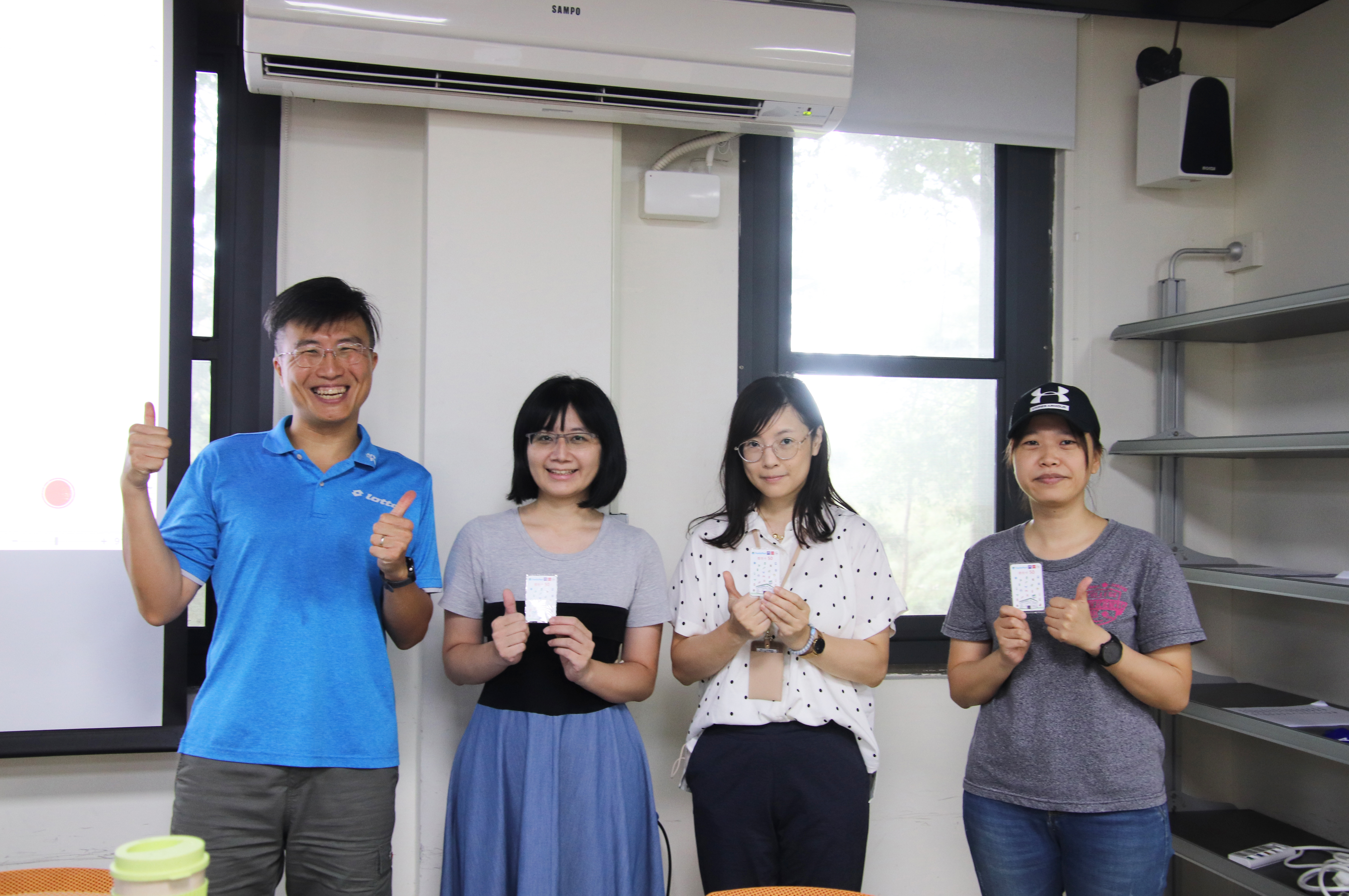 鄭芳祥老師表揚三位《人慈》專書心得分享佳作得主：左起圖書館王郁婷、電算中心賴韻如、總務處林伊芳。陳如枝攝