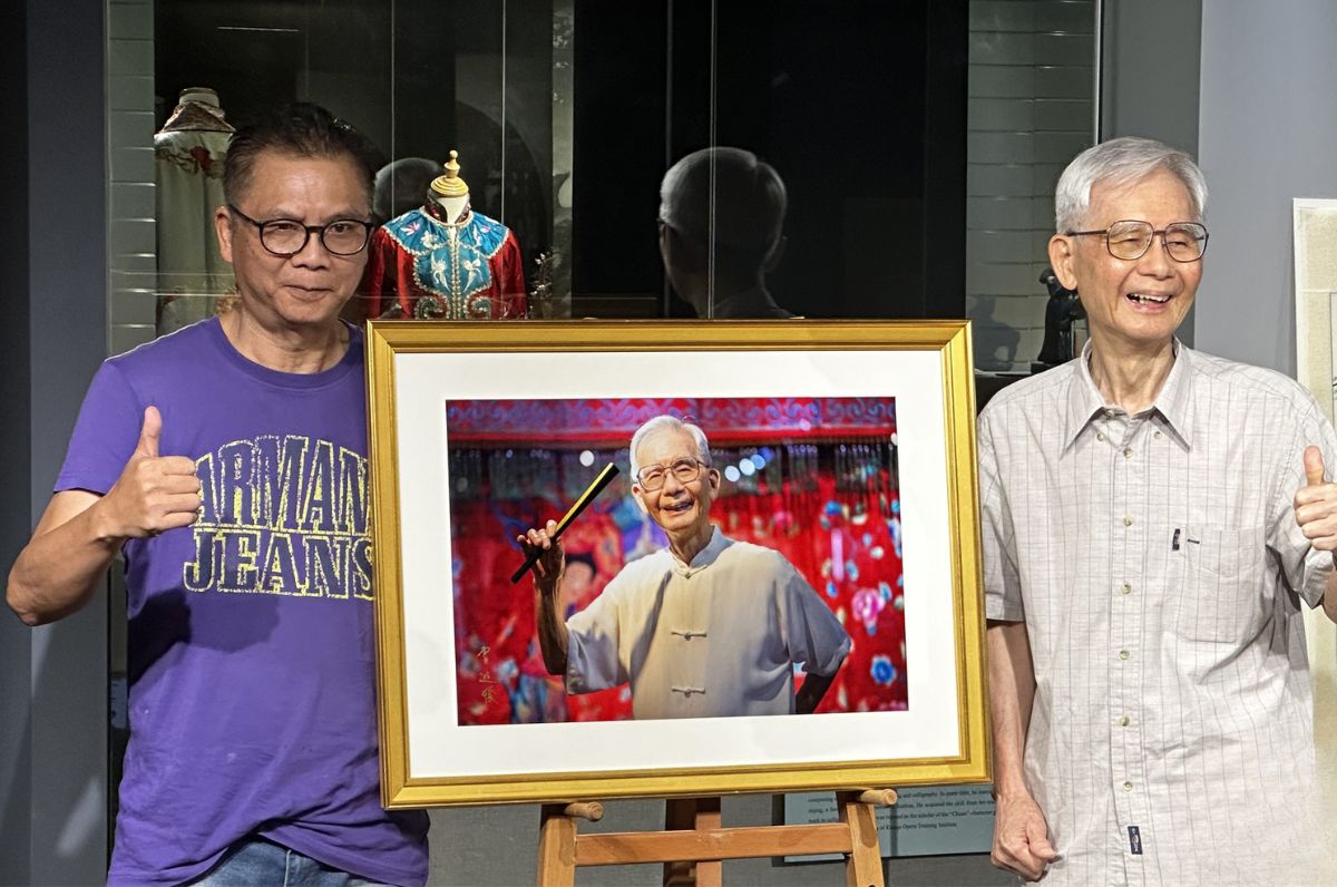 攝影詩人曾進發（左）獻上洪惟助教授崑曲身段的攝影作品，感謝他畢生為崑曲之奉獻。照片人文藝術中心提供