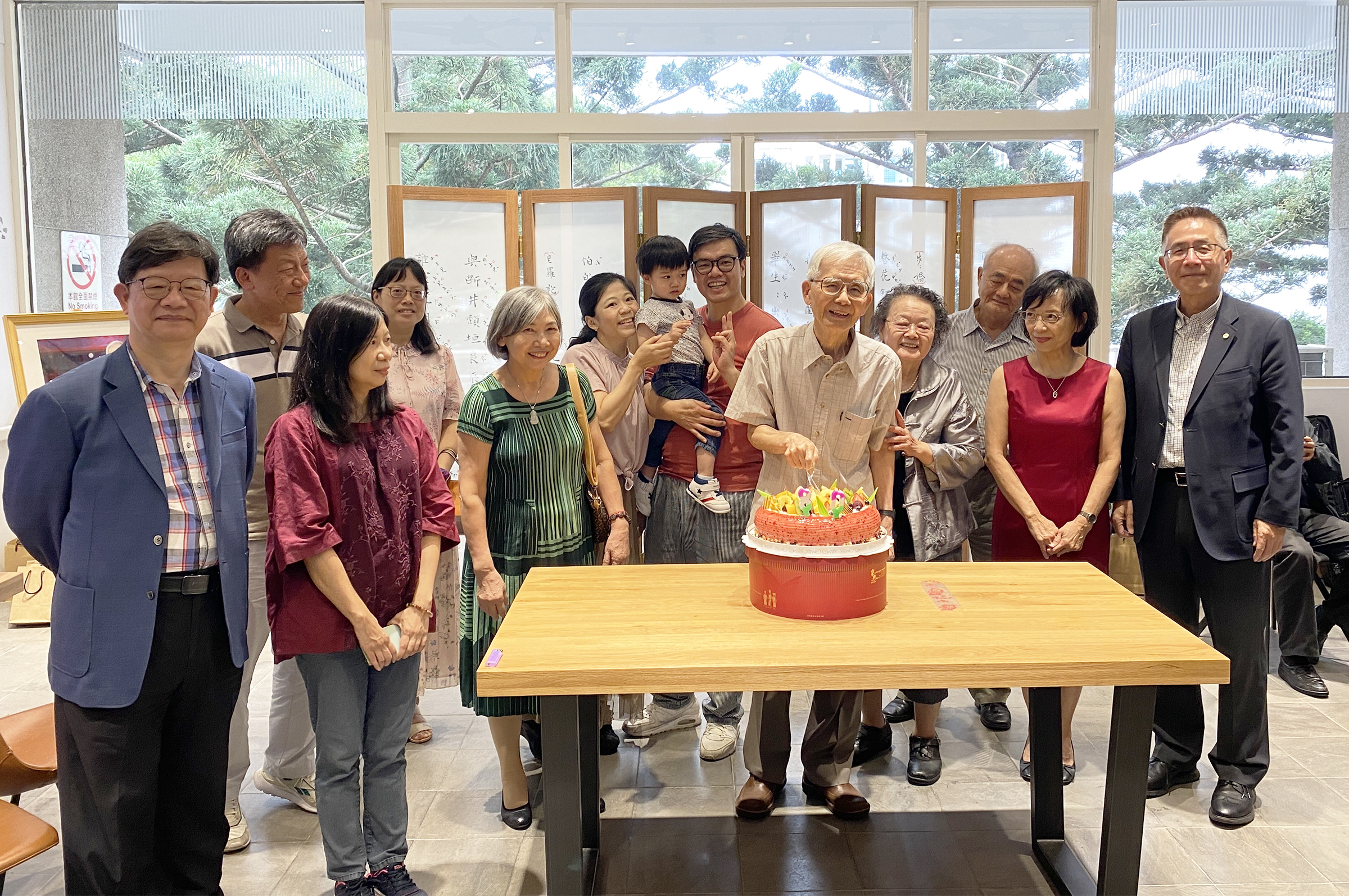 中央大學崑曲博物館特展「尋找崑曲瑣憶」開展，適逢洪惟助館長八十大壽，眾人齊為洪教授賀壽。照片人文藝術中心提供