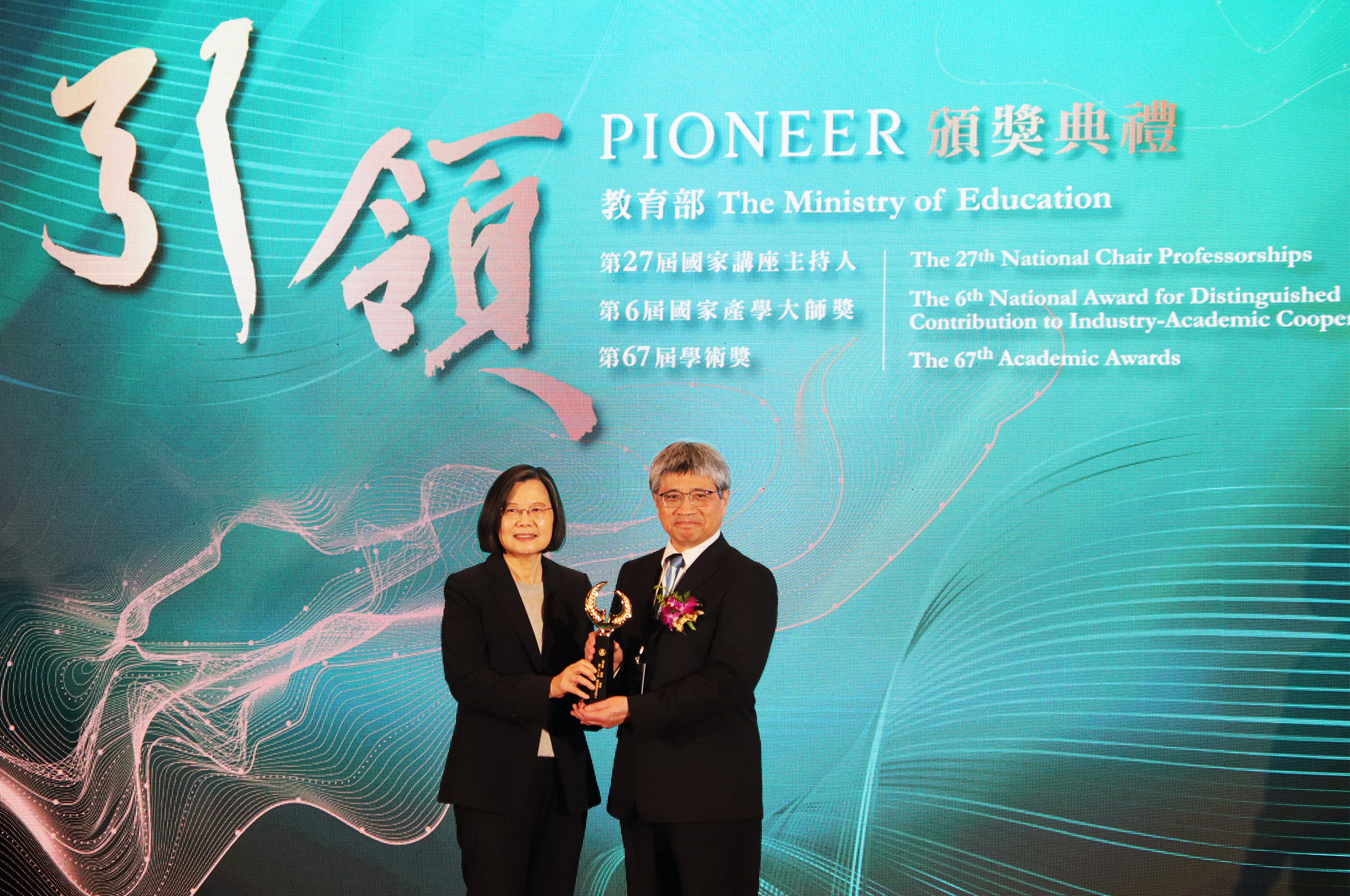 Professor Liu Jann-Yeng from the Dept. of Space Science & Engineering was honored with the recognition as the Host of the 27th National Chair by the Ministry of Education. President Tsai Ing-Wen personally awarded him the honor. Photo by Chen Ju-Chih