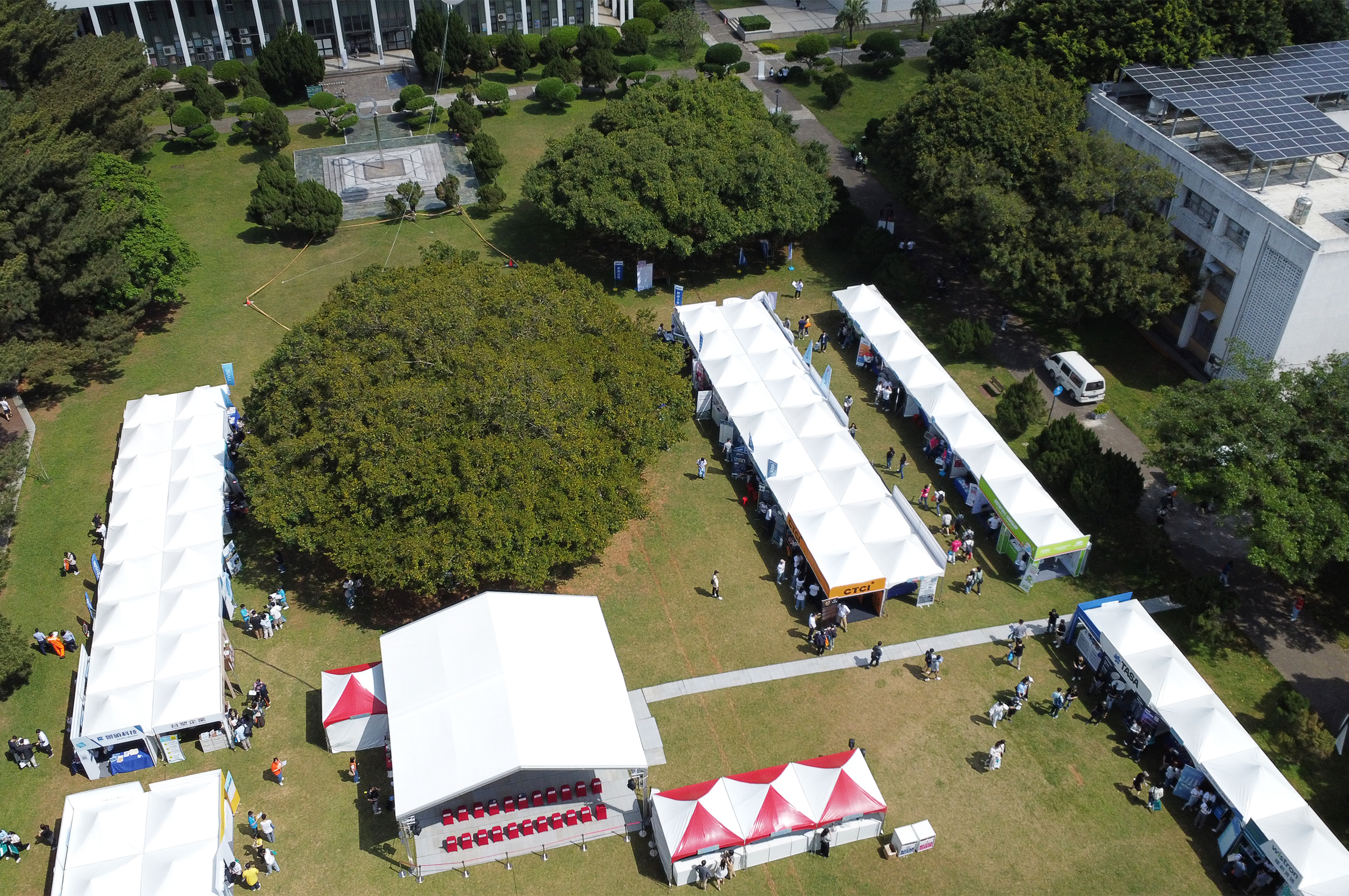 中央大學企業博覽會開幕式在國泰樹草坪舉行，參觀的展位超過200間，空拍畫面十分壯觀。陳松林攝