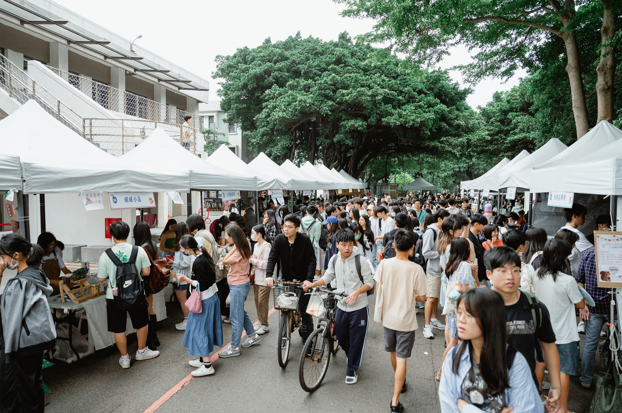 校慶創意市集活動，超過30家攤商進駐，一整天人潮絡繹不絕。照片秘書室提供