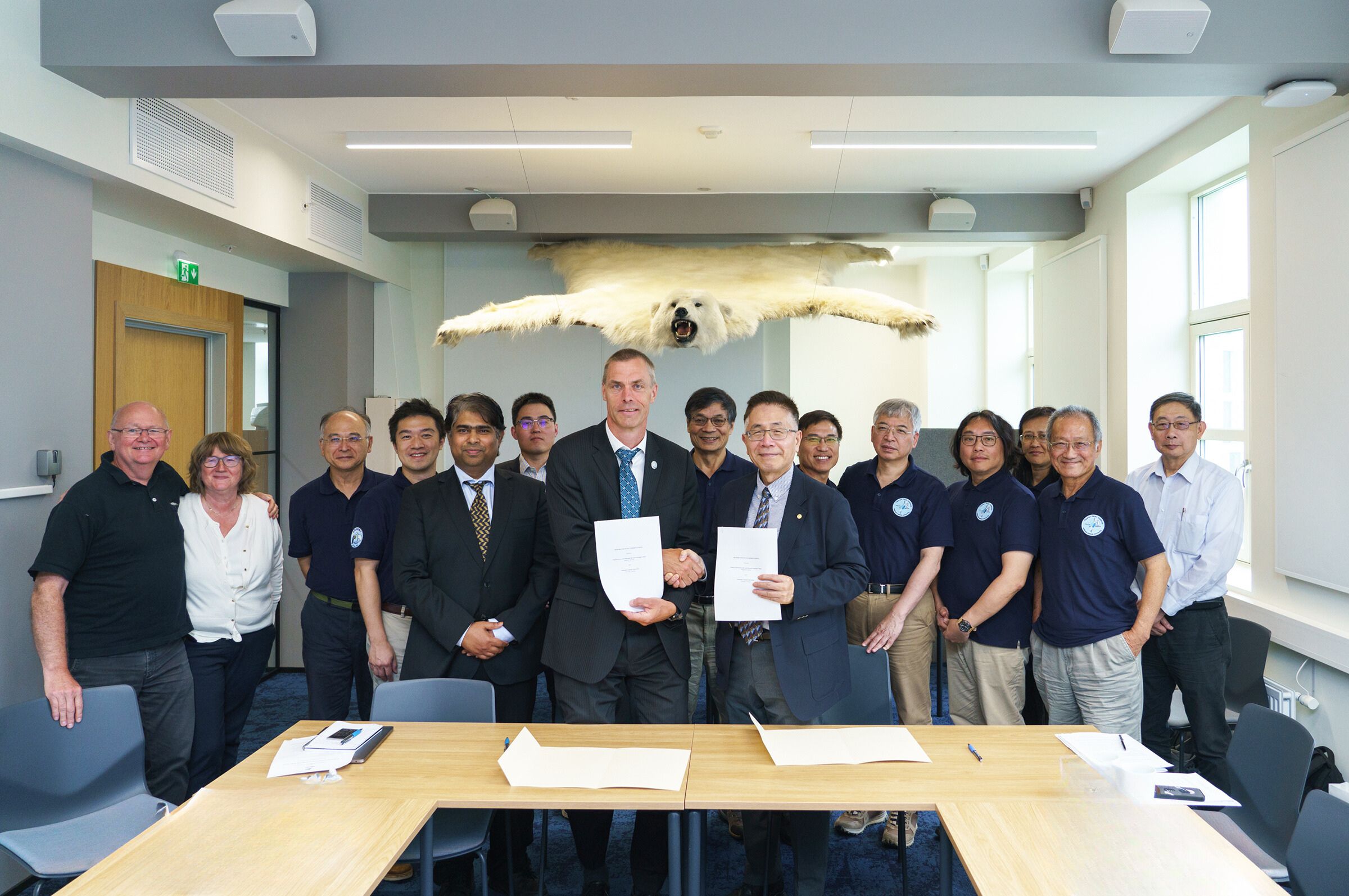 中央大學與挪威南森遙測中心（Nansen Environmental and Remote Sensing Center, NERSC）在挪威於5 月 27 日「雙邊合作備忘錄」簽署 。照片北極攝影團隊提供