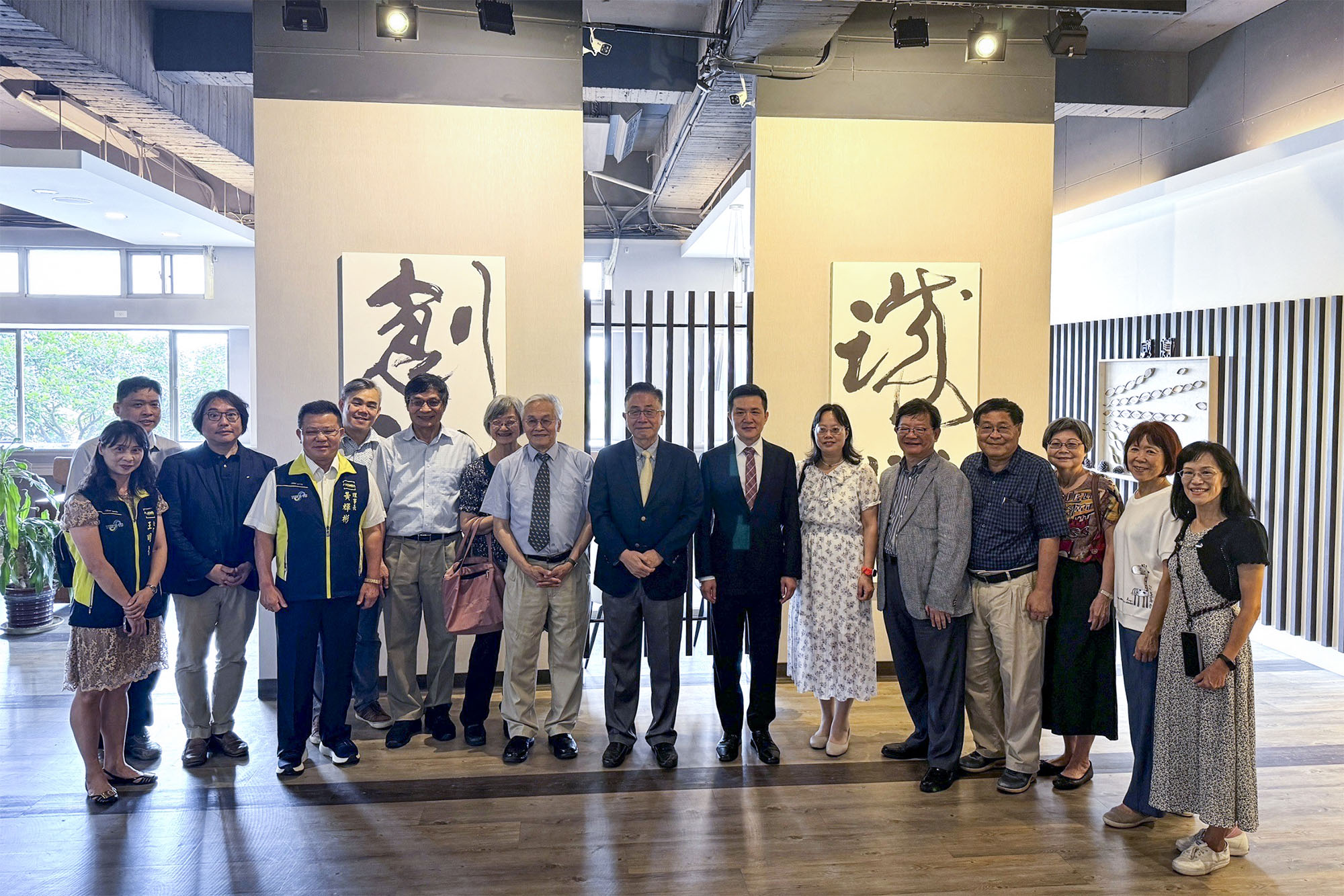 葉永烜院士「百花川狂想曲」畫展在中央大學管理二館開幕合影。照片天文所提供