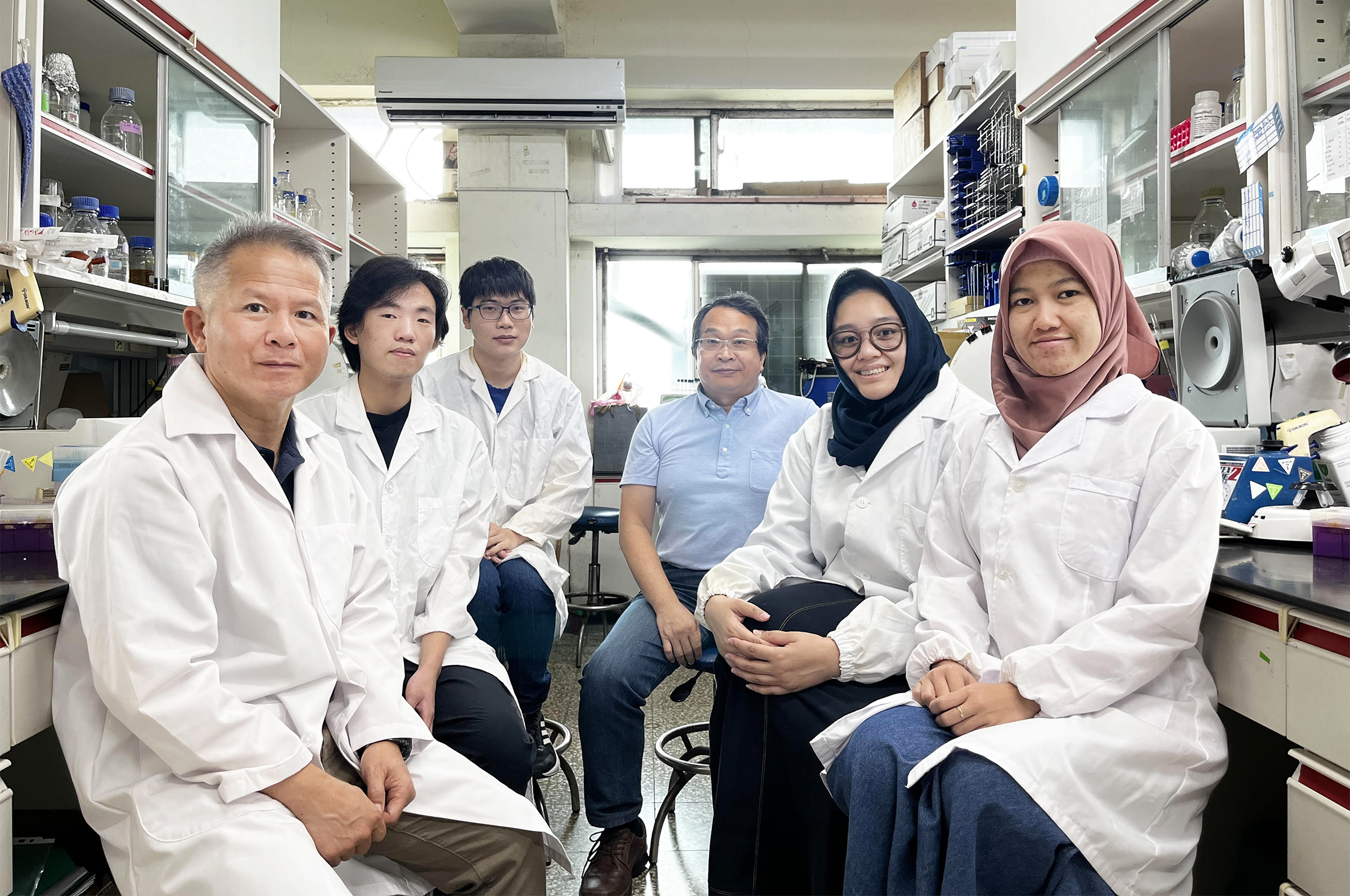 中央大學生命科學系王健家教授（左） 團隊長期鑽研基因轉譯，新發現提供抗瘧疾藥物研發新線索，成果刊登於國際頂尖期刊《核酸研究》。照片王健家教授提供