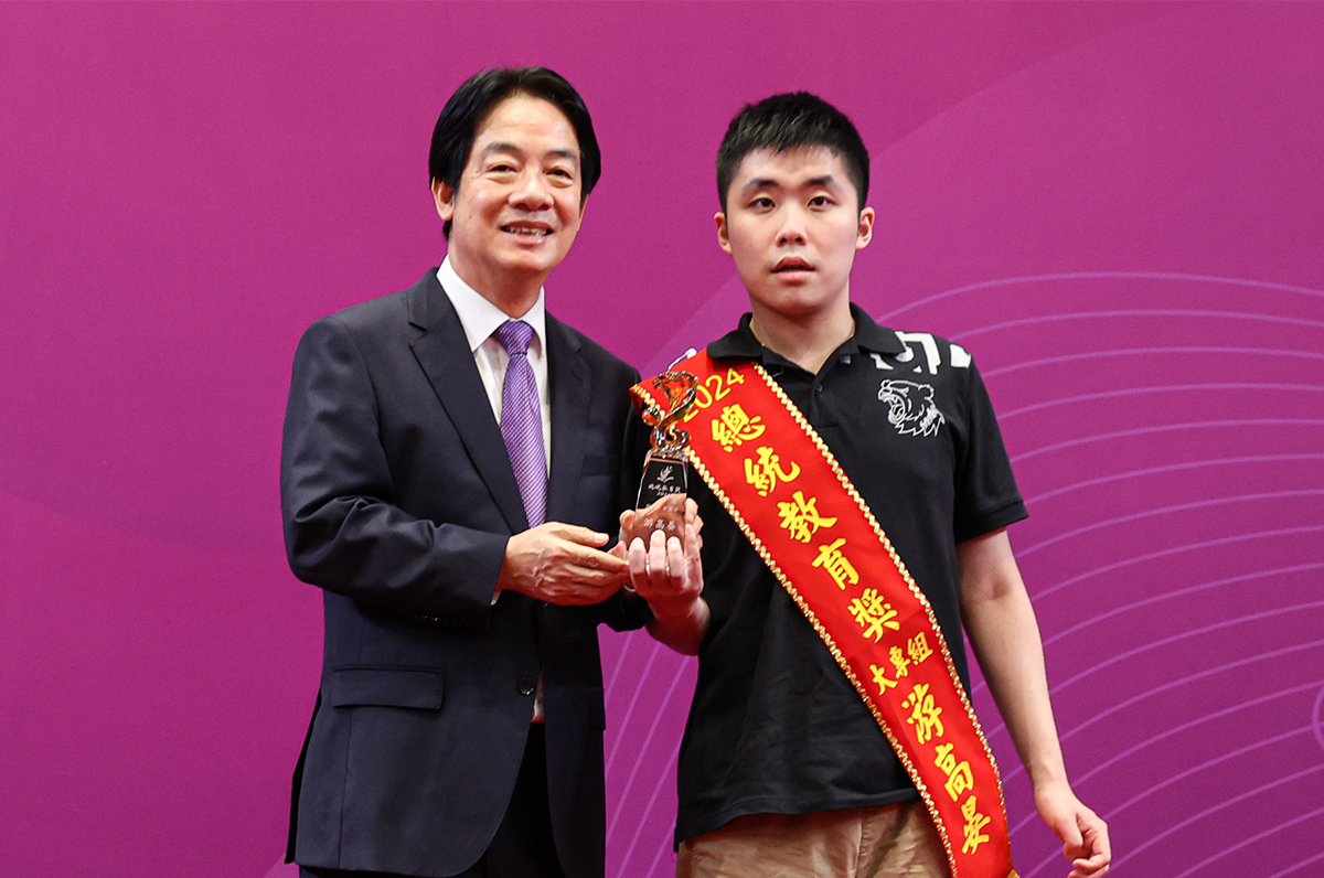 中央大學中文系游高晏同學（右）從總統賴清德（左）手中獲頒2024總統教育獎。照片中央社提供
