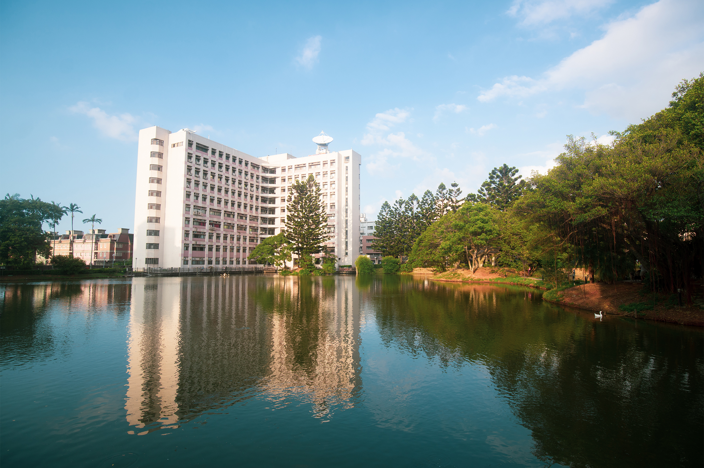 中央大學校景十分優美，有「全國最美大學」之美譽，中大湖更是校園美景票選的第一名。照片秘書室提供