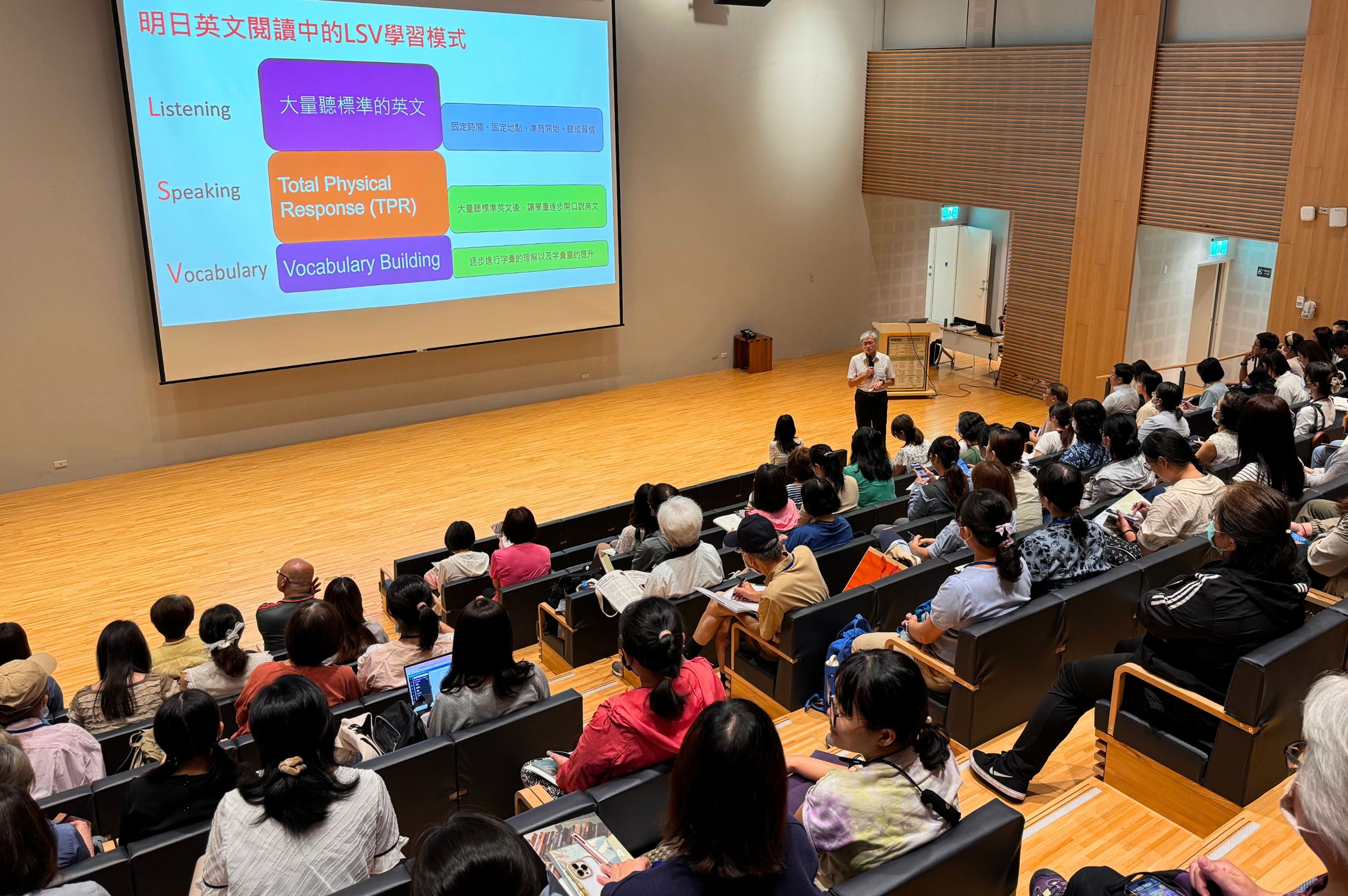 國立中央大學學習與教學研究所暨中華明日閱讀協會理事長張立杰教授，同時也是明日英文閱讀計畫主持人，在活動現場分享明日英文閱讀推動實務經驗。照片學習科技研究中心提供