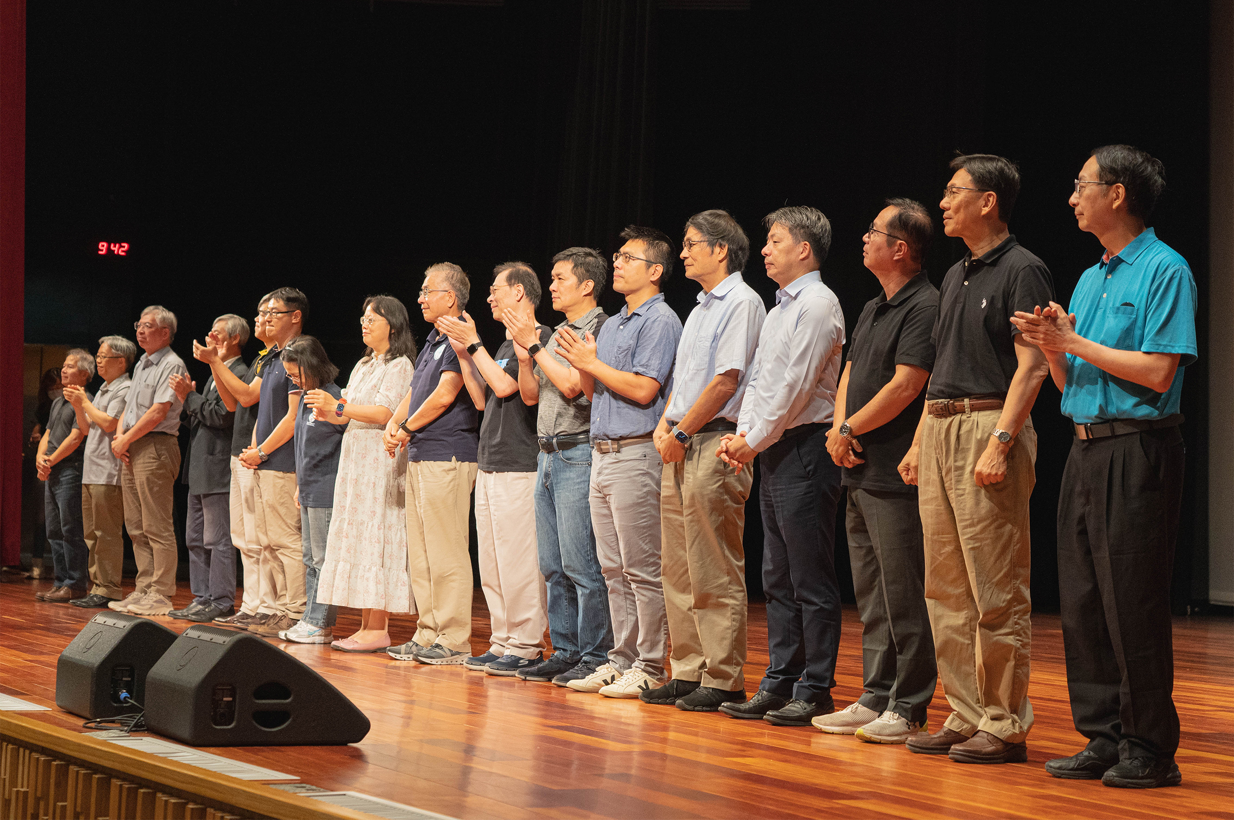 中央大學校長周景揚等重要主管一字排開，熱烈歡迎今年入學的大一新生。校園實習攝影簡頎晏攝