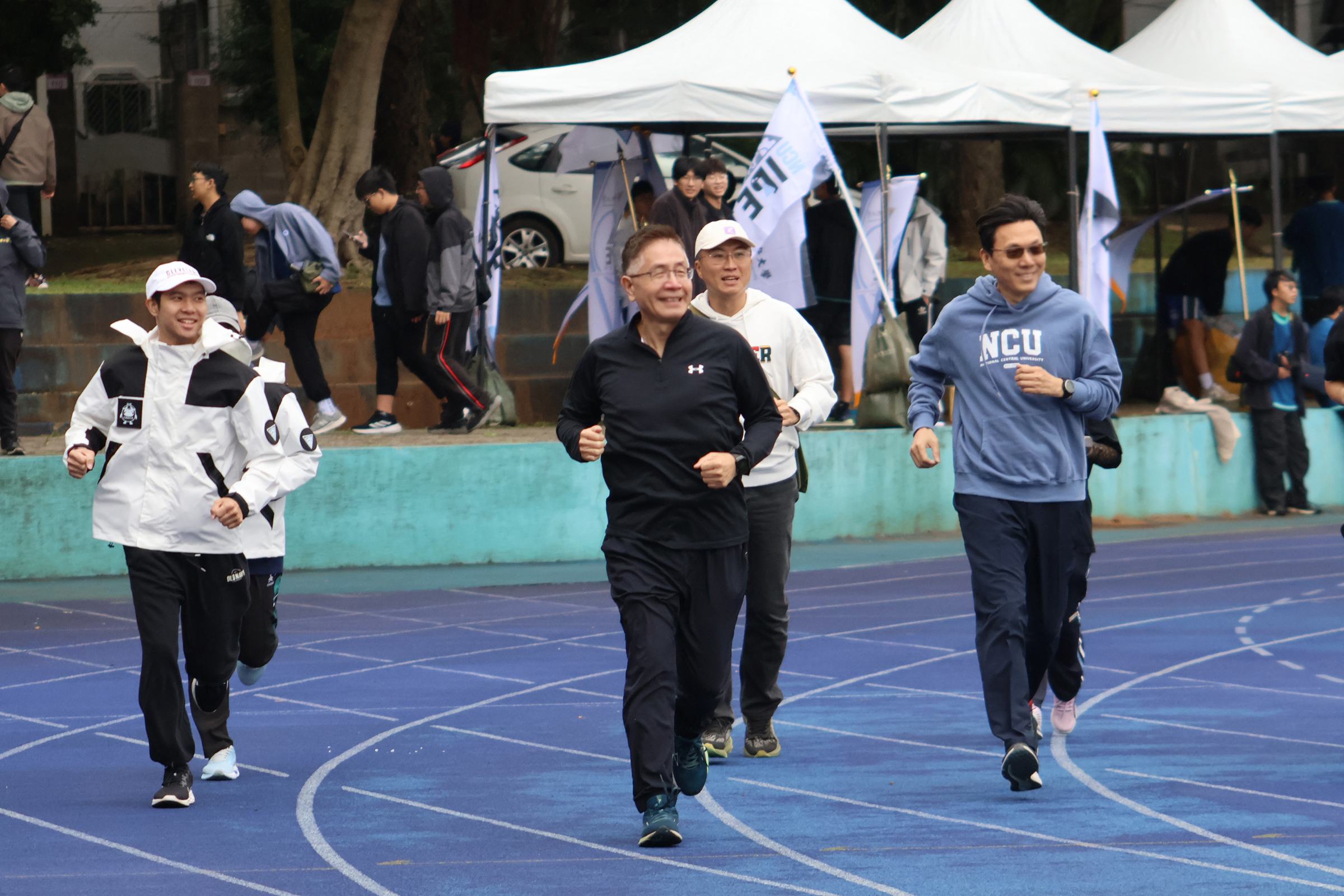 周景揚校長充滿活力的領頭跑，接受師生的歡呼，跑向勝利終點。校園實習攝影尤虹惠攝