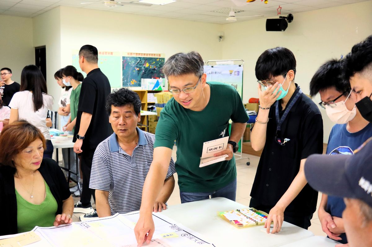 中大USR團隊前進山區，偕同社區居民辦理防災演練，將學術專業帶進地方，共創韌性社區。照片「mbhoyaw復興」計畫提供