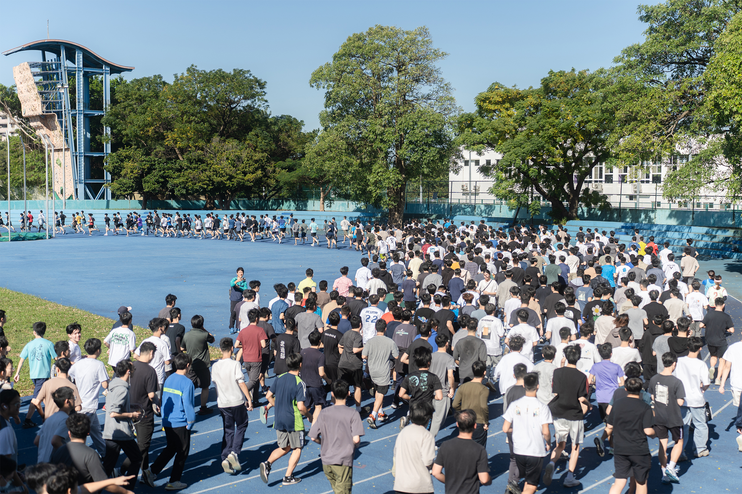 上千位學子在藍色跑道上奔馳，彷彿置身雲端，場面壯觀。校園攝影記者林宏憲攝