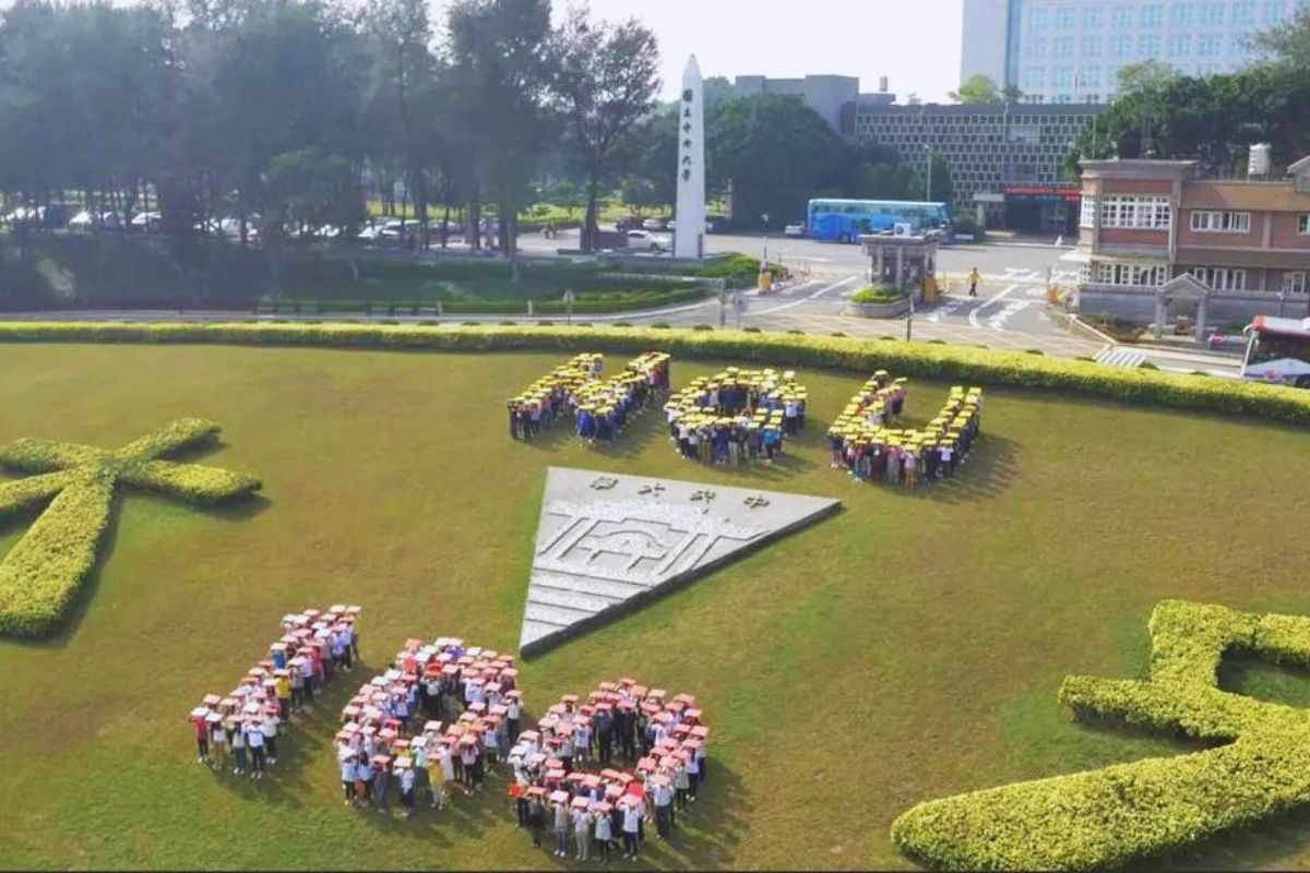 迎接中央大學一百週年校慶，數百位的學生和教職員工在正門大圓環完成「NCU100」空拍與排字壯舉。空拍擷取畫面
