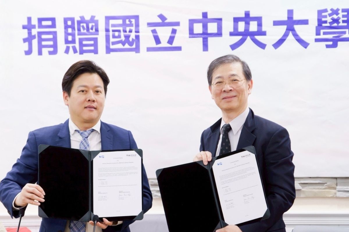中央大學綦振瀛副校長（右）與 SLB北亞區數字與一體化集團總經理江政軒（左）進行簽約合作。照片地科系提供