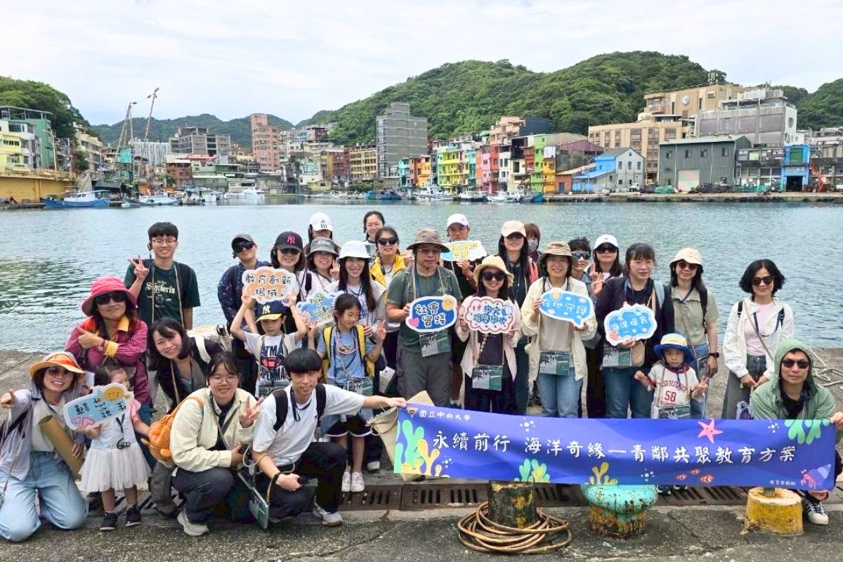 中央大學前往基隆和平島認識海洋生態，進行「海洋生態實地體驗」課程。照片服務學習發展中心提供