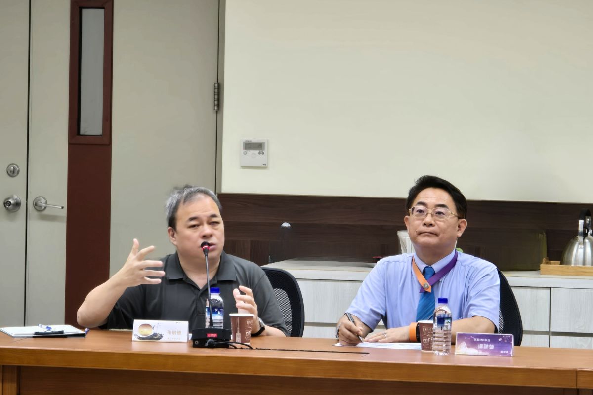 中央大學資工系主任孫敏德(左)及諾瓦材料科技董事長楊聯智(右)。照片主辦單位提供