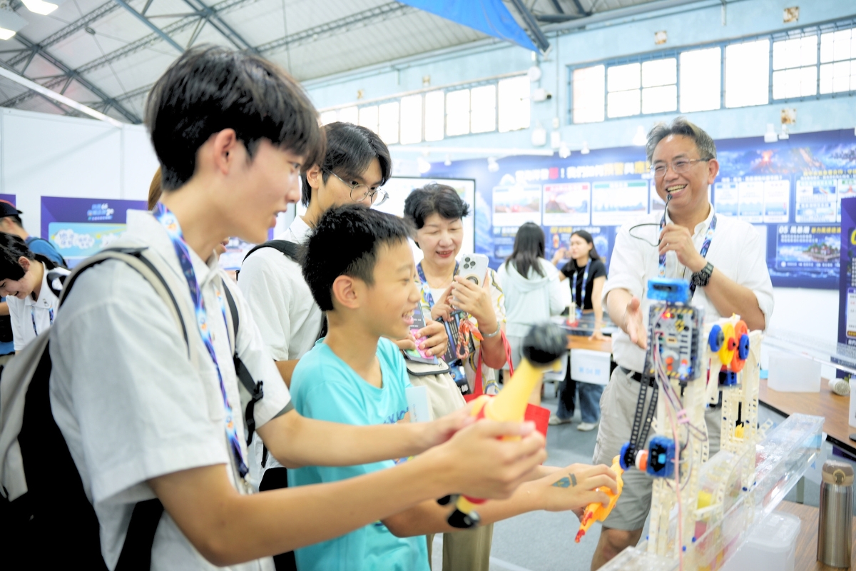 中央大學水文與海洋科學研究所吳祚任教授演示「海邊來的大災難：失控的海水」主題展區，吸引許多大小朋友的目光。蔡沛倫攝