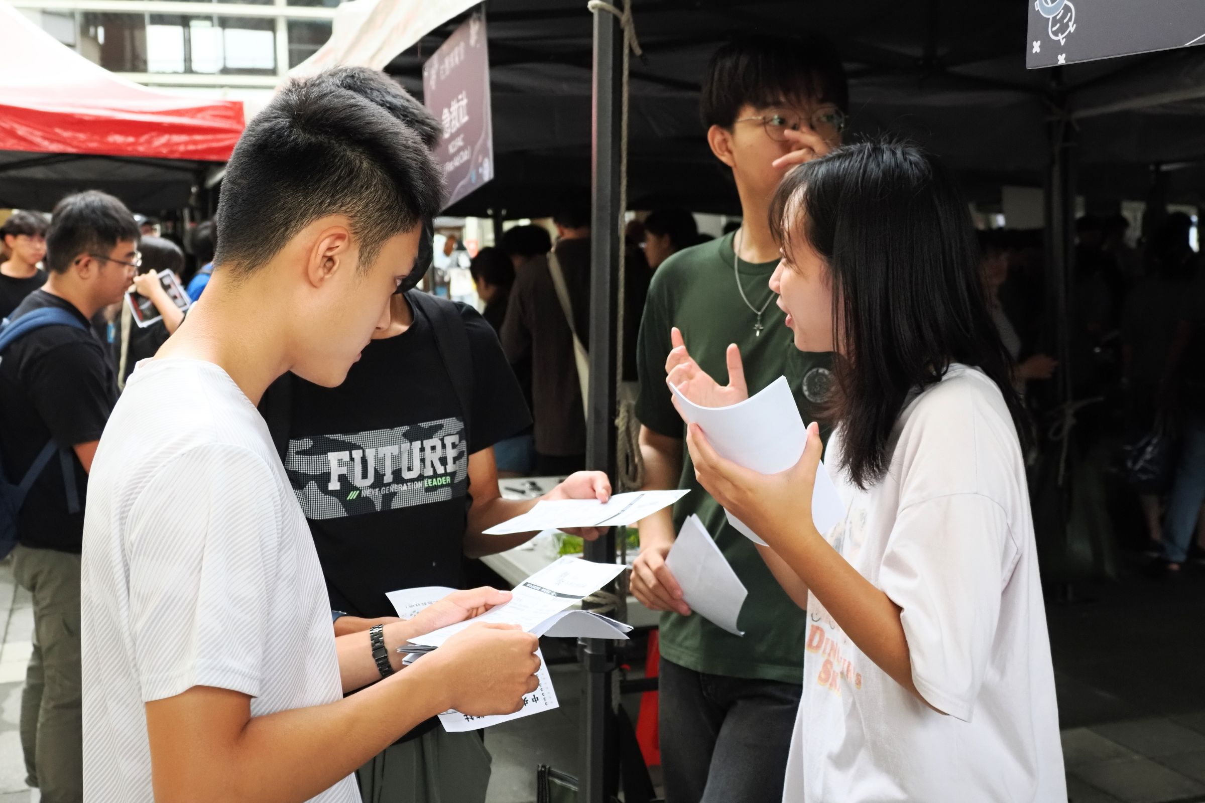 學長姐的熱情解說，為探索的大學生找到新舞台。校園實習攝影徐柏豐攝