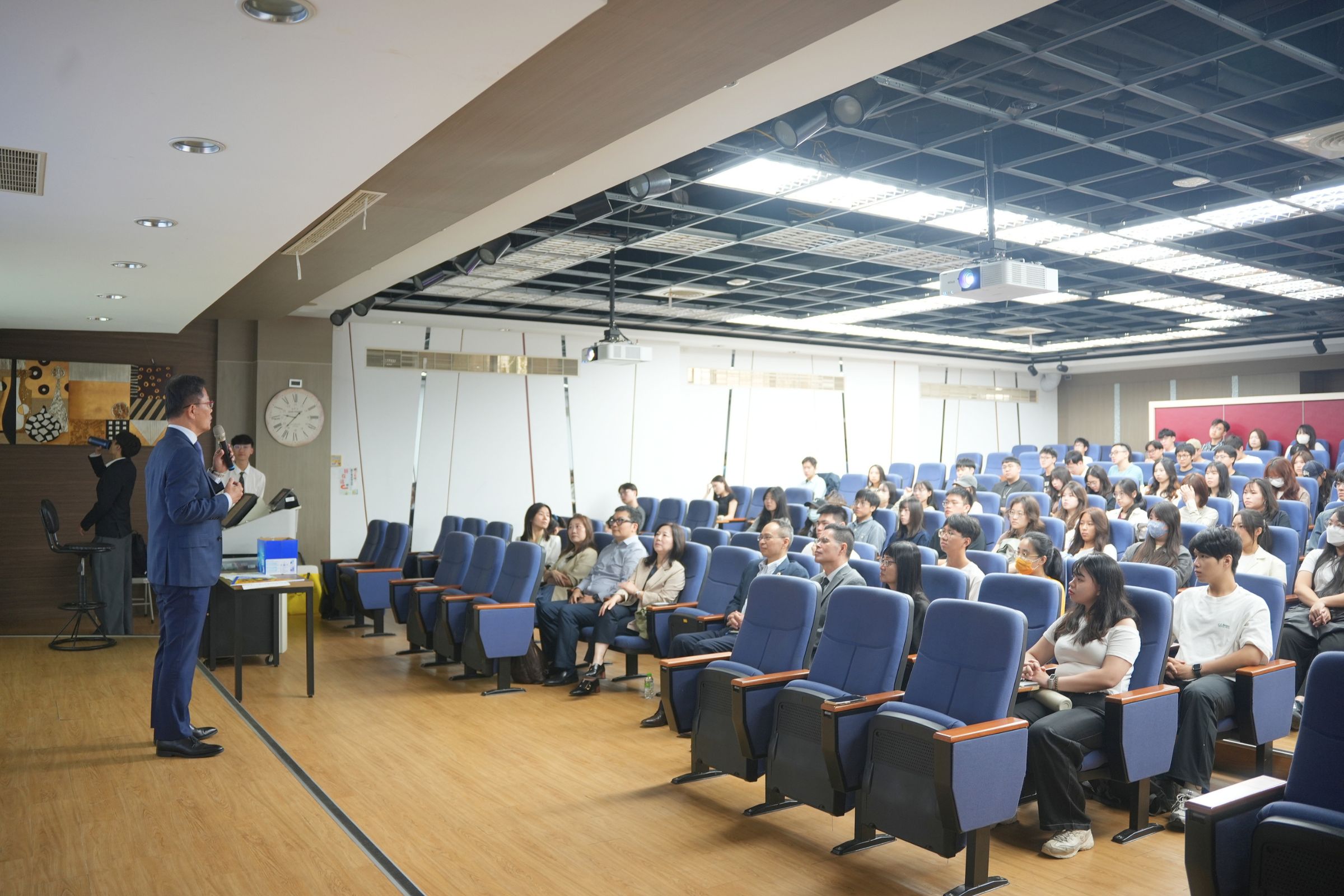 國泰投信總經理劉上旗指出，投資最困難之處在於擇時與選股，因此建立專業策略、風險管理觀念及長期投資紀律，比追逐短期漲跌更為重要。陳如枝攝