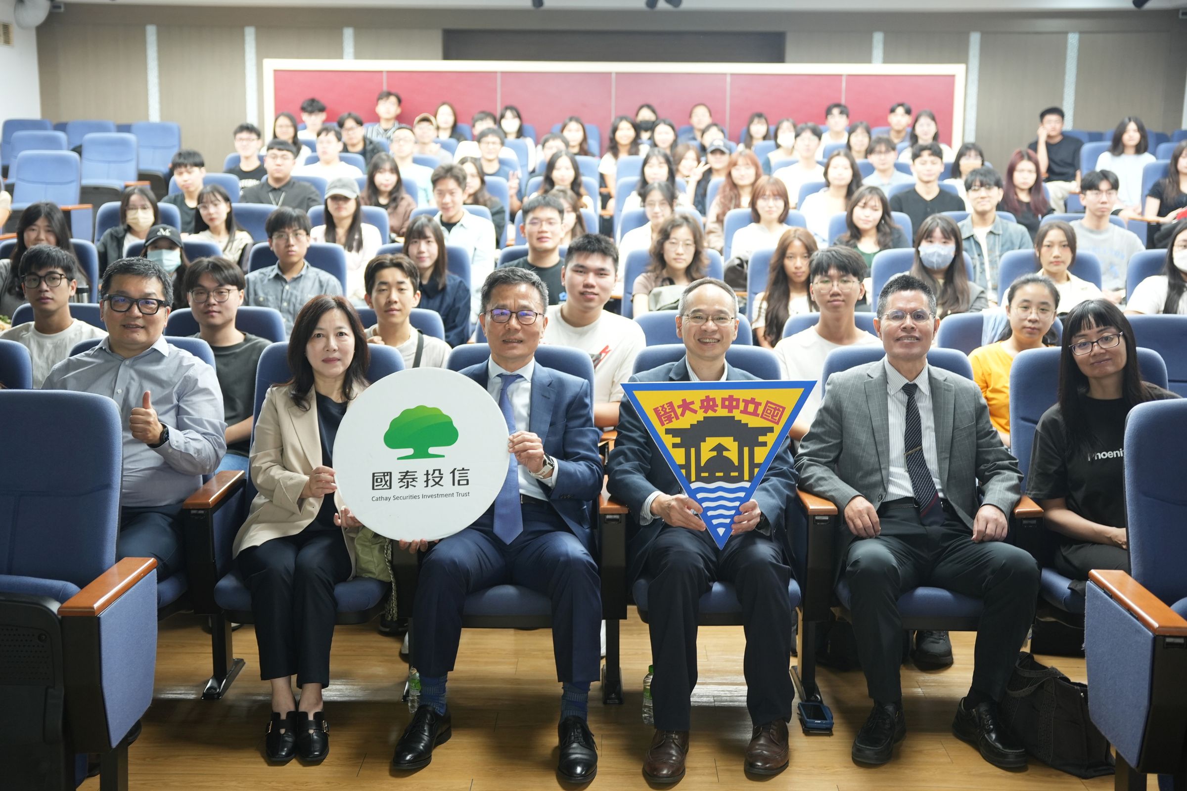 中央大學校園有「國泰樹」，象徵雙方長期深耕教育、共同培育人才的深厚情誼。陳如枝攝