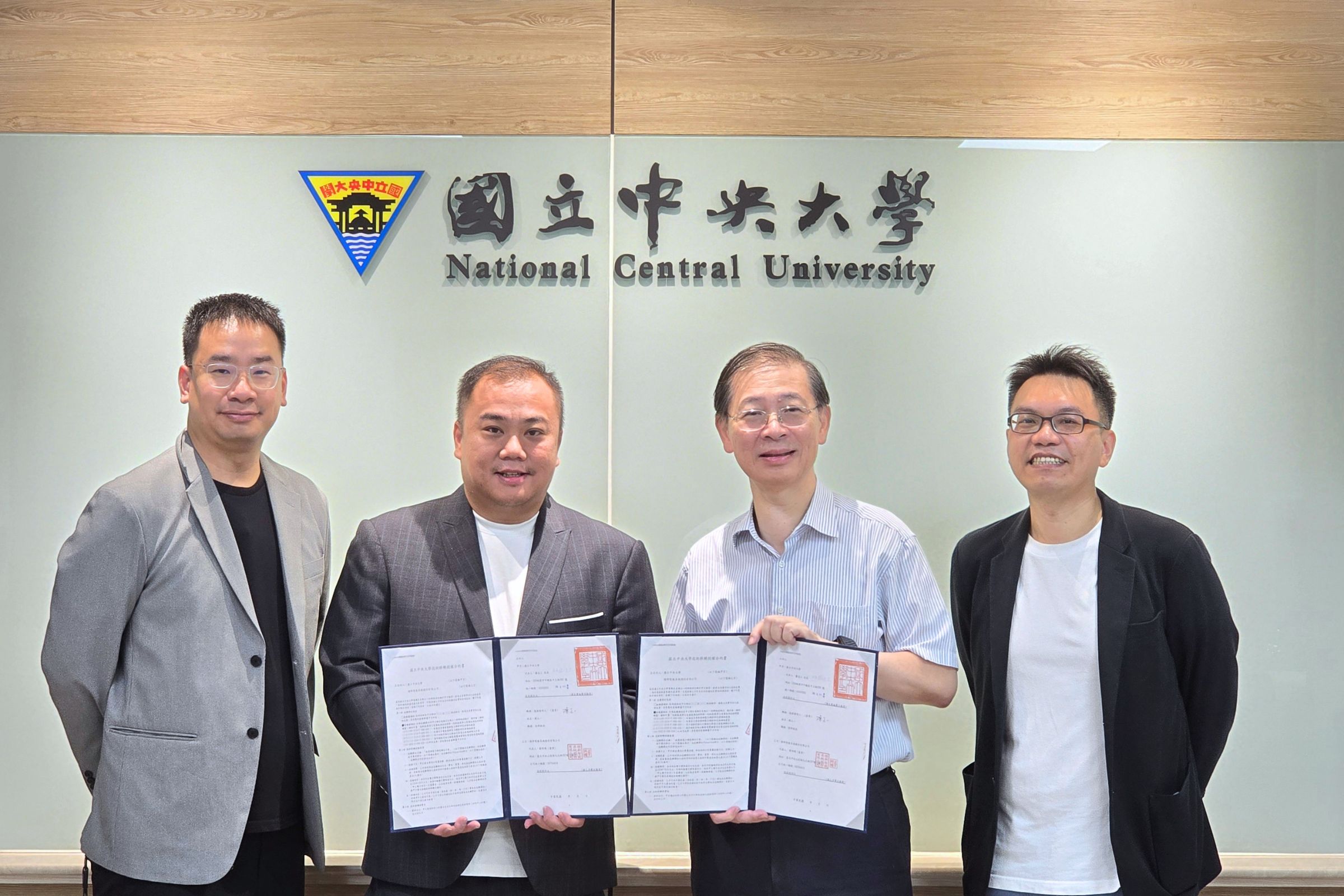與會者合影，左至右：橙新智能鍾睿弘總經理 、蔡明儒董事長；中央大學綦振瀛副校長、永續與綠能科技研究學院陳正一副院長。照片產學營運中心提供