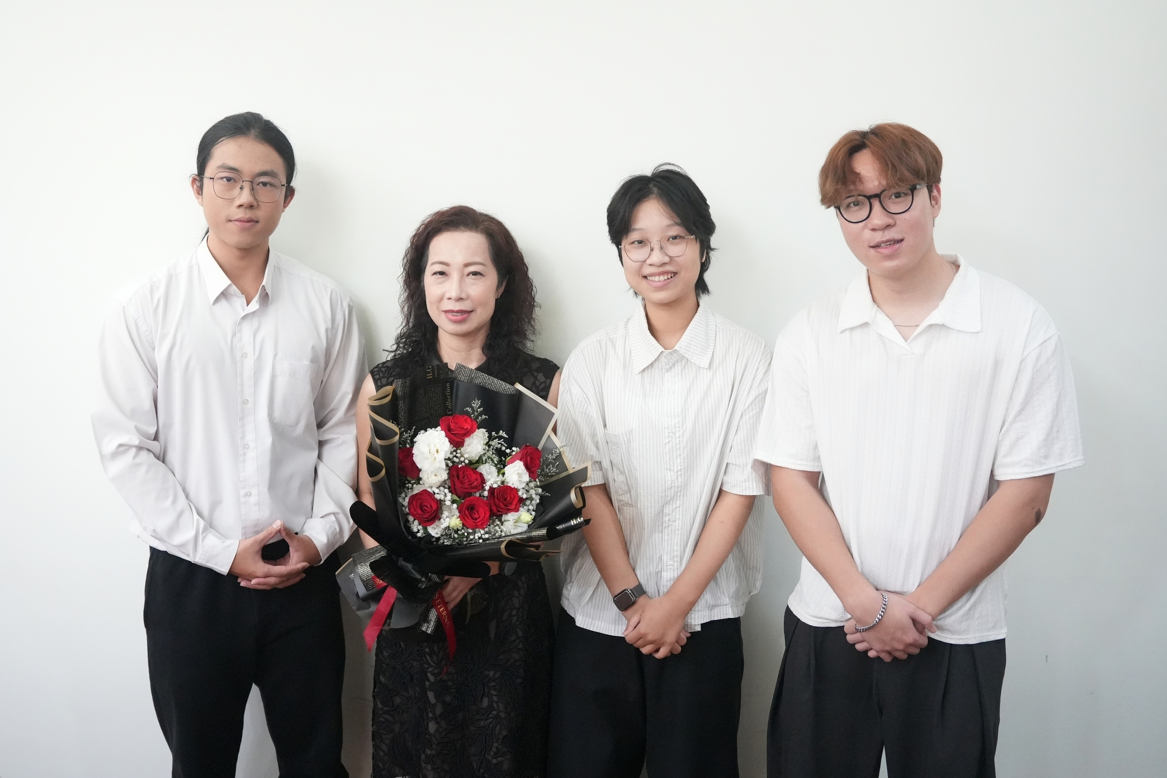 陳春希教授在中央大學EMBA指導的全體學生獻上花束，恭喜她榮獲教育部115年友善校園獎「傑出導師獎」殊榮。蔡沛倫攝
