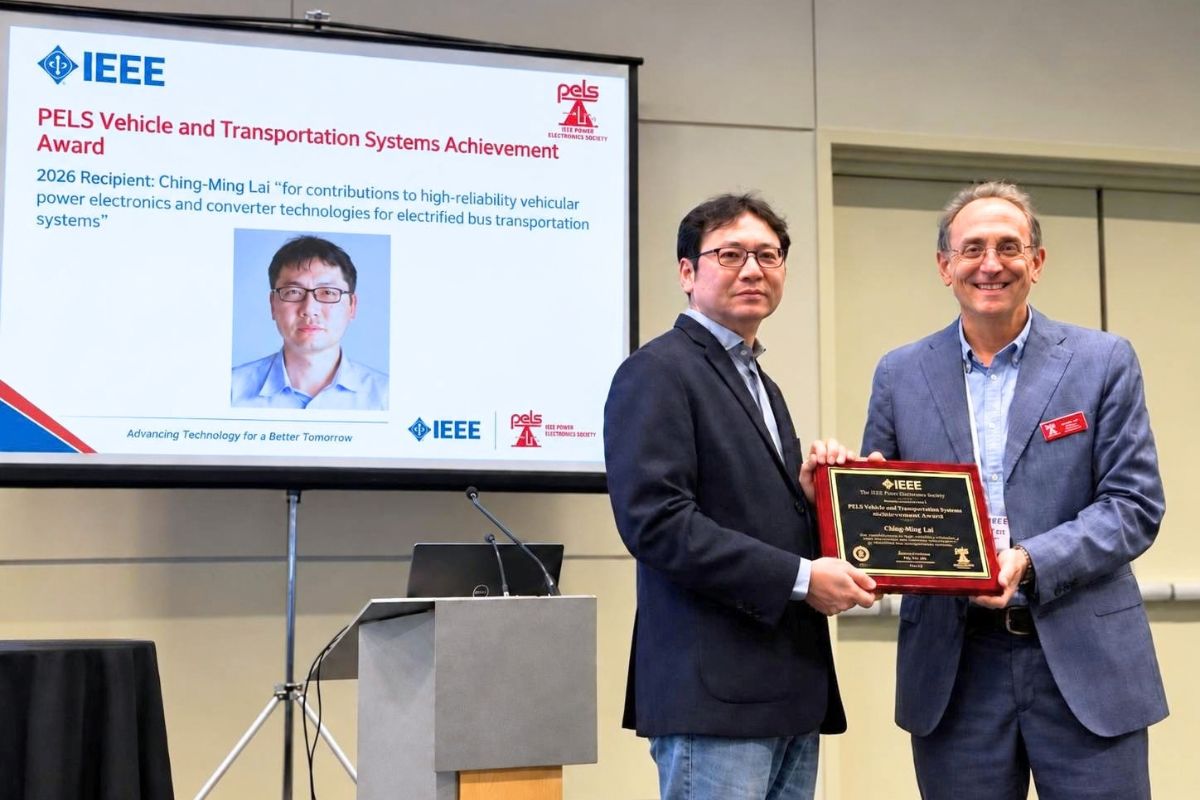 中央大學永續與綠能研究學院賴慶明教授（左）獲頒「2026 IEEE PELS 車輛與運輸系統成就獎」，由 IEEE PELS 技術營運副總裁 Marco Liserre 教授（右）頒發。照片永續與綠能研究學院提供