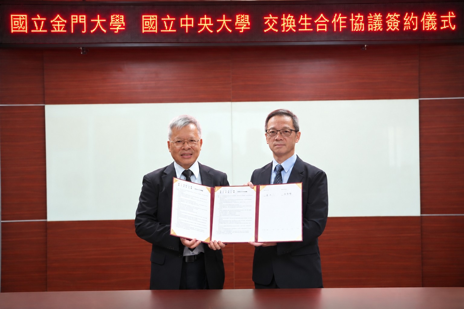 國立中央大學校長蕭述三（左）與國立金門大學校長洪集輝（右）共同簽署「交換生合作協議書」。蔡沛倫攝