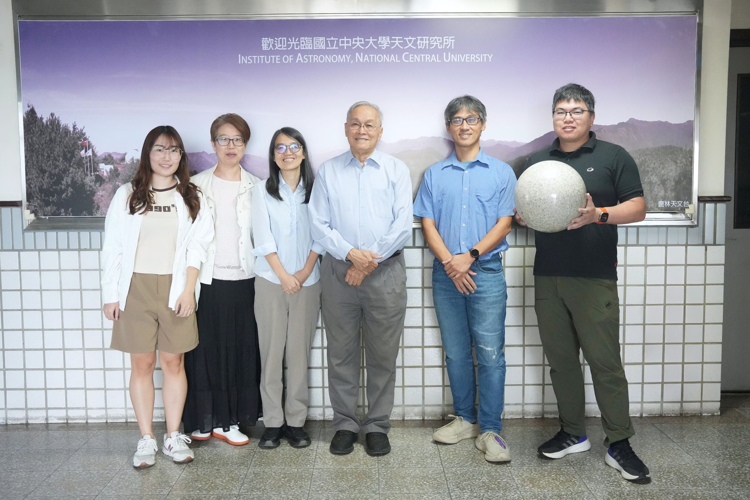 「臺灣大專校院月球探測計畫」（Taiwan Universities Lunar Investi-gation Project, TULIP）涵蓋中央大學天文、太空和地科等領域的專家學者。陳如枝攝
