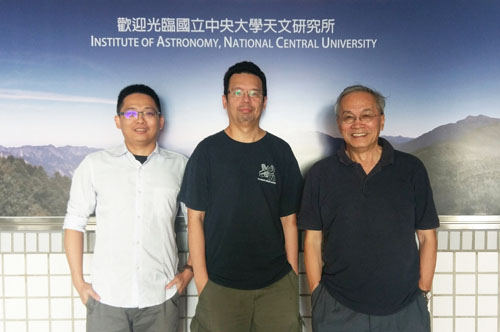 Research results of the Graduate Institute of Astrology at NCU: Professor. Ip Winghuen, Organizer of Project TANGO (Right), Professor Ngeow Chowchoong, Director of Project GROWTH in Taiwan (middle), and Dr. Yu Pochieh (left).